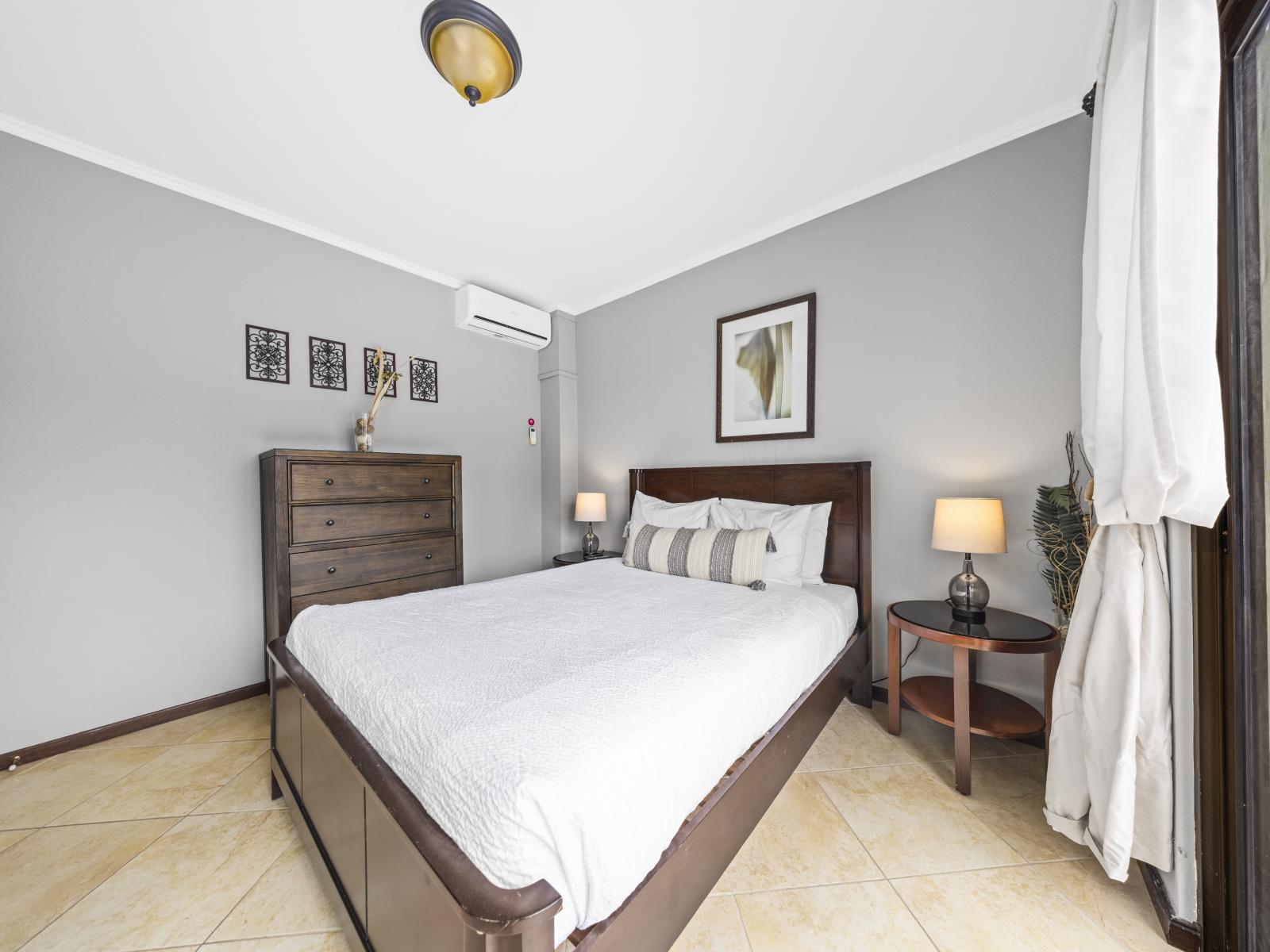 - Escape to the serene bedroom of our townhouse in Noord, Aruba - Enjoy the private balcony, perfect for relaxation - Equipped with a smart TV and Netflix for your entertainment - Featuring a comfortable double bed with fresh, clean linens