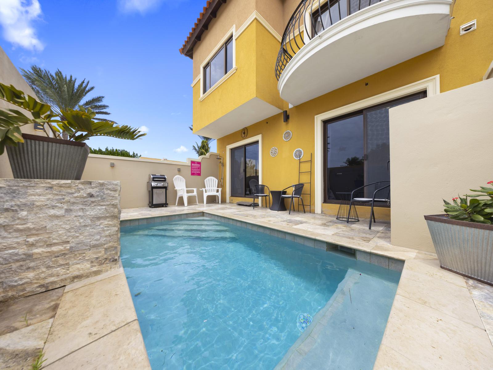 - Find your perfect escape in the cool embrace of shared pool of the townhouse in Noord Aruba - Discover bliss by the pool in serene setting offering plenty of seating - Experience the alchemy of comfort and nature in outdoor pool retreat