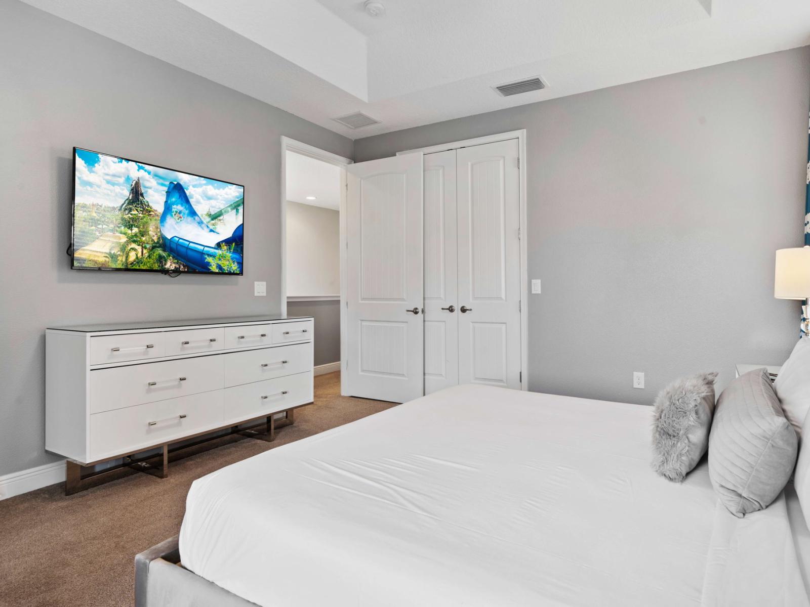 Find your perfect retreat in spacious bedroom of the home in Kissimmee Florida - Well-appointed bedroom with neutral tones for a calming atmosphere - Comfy double bed and a smart TV for relaxation and movie night with loved ones