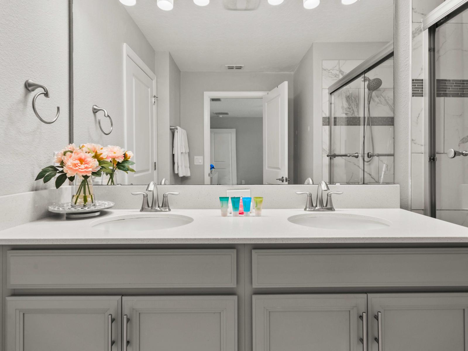 - A sleek double vanity with plenty of counter space and a bathtub-shower combo - Elegant and functional design, perfect for starting or ending your day in comfort - Enjoy a relaxing soak or a quick shower in this stylish, well-equipped bathroom