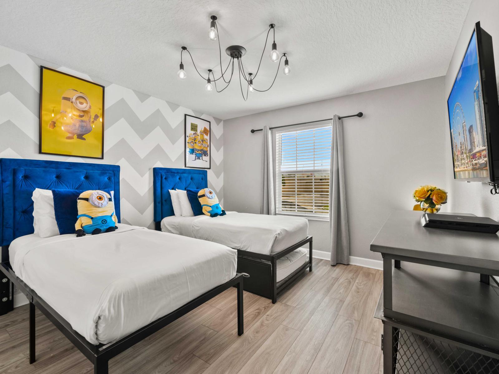 - Fun and vibrant bedroom featuring two single beds with playful Minions decor - Perfect for kids or guests, this room combines comfort with a cheerful atmosphere - Enjoy a cozy stay in this creatively designed space, complete with a wall-mounted TV