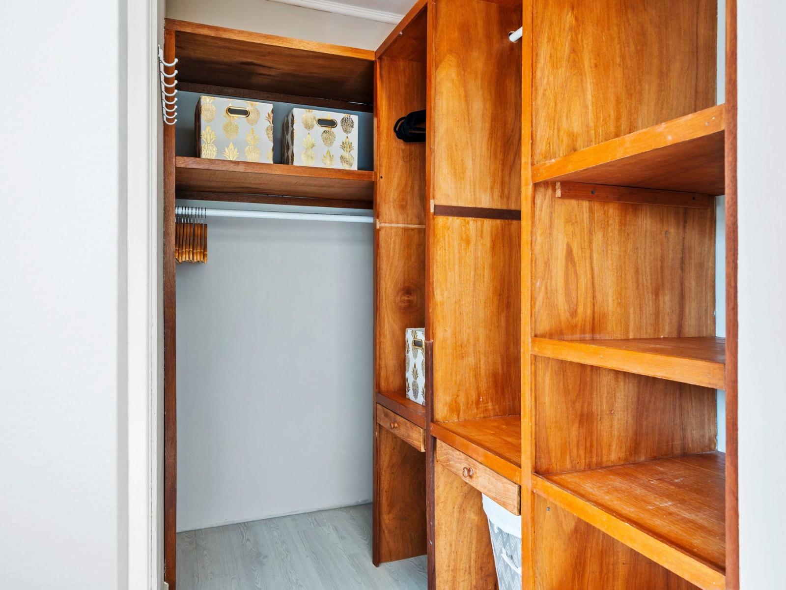 Spacious and well-organized wooden closet with plenty of hangers - Perfect for keeping your belongings tidy and accessible, making it easy to stay organized during your stay - Includes convenient hanging space to keep clothes tidy and accessible