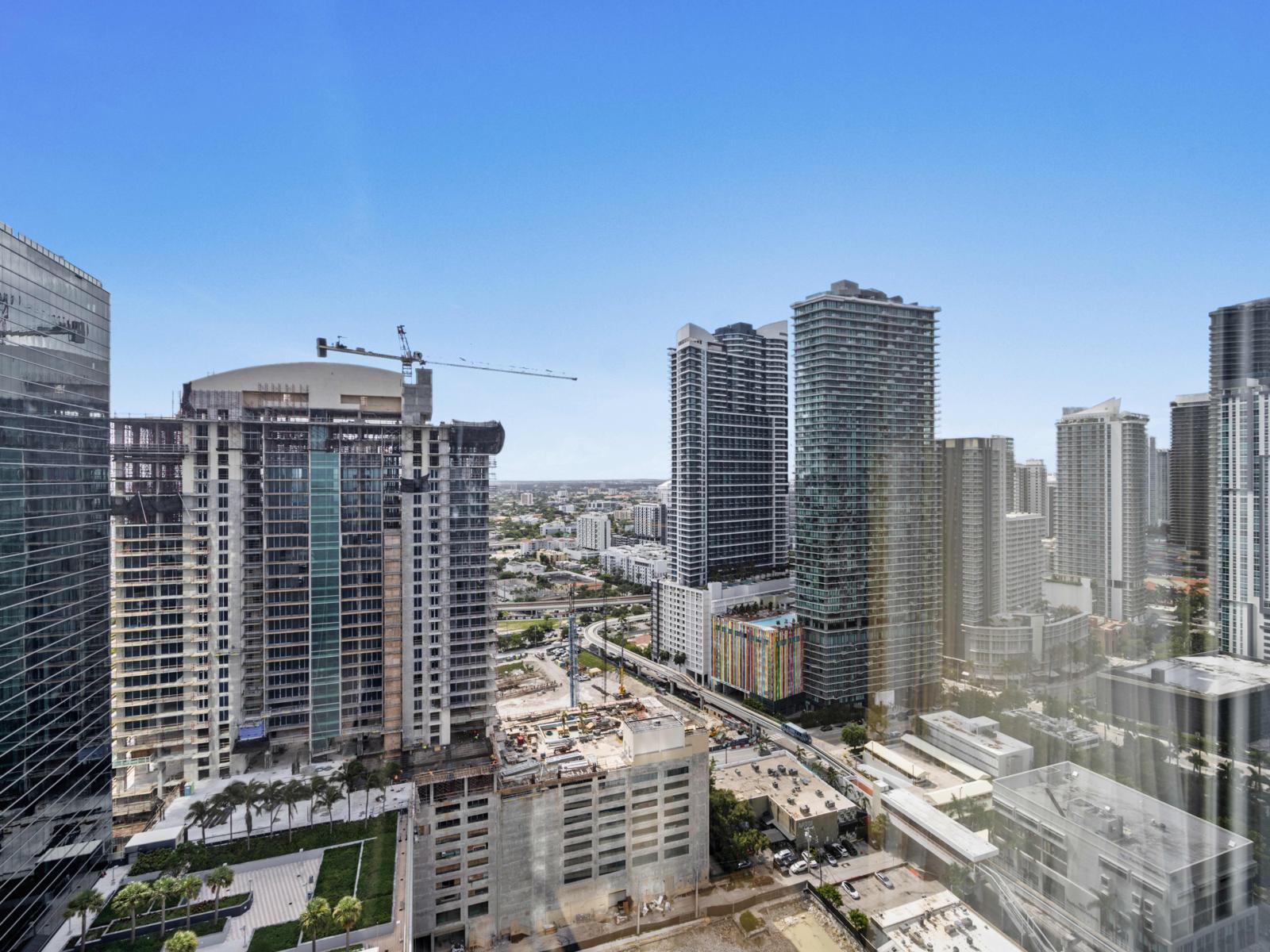 - Wake up to stunning, panoramic views of Miami’s dynamic cityscape - Nestled in the vibrant Brickell district, just steps away from entertainment - Panoramic views of the surrounding area, providing breathtaking sights and a sense of openness