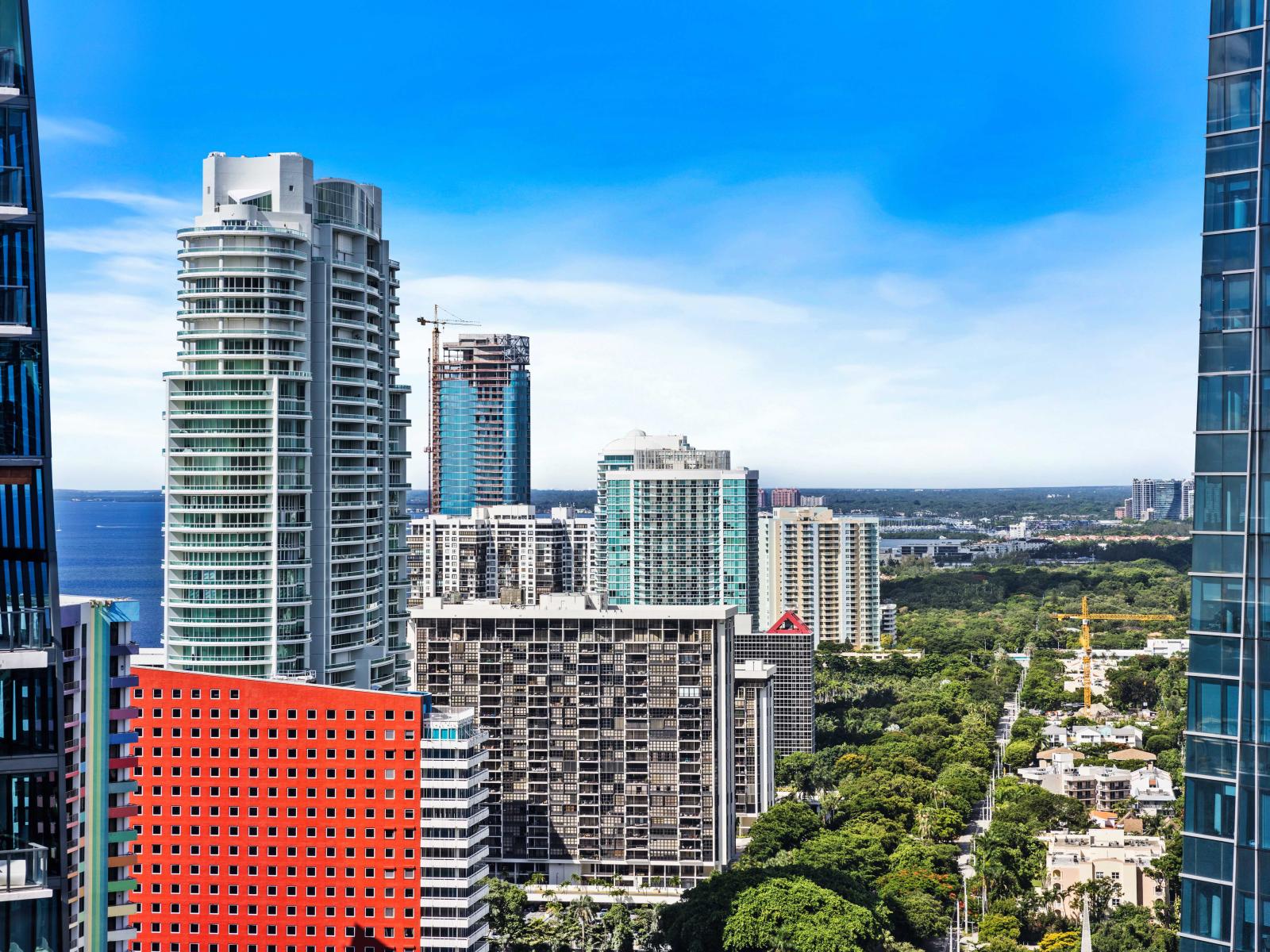 - Stunning cityscape views from the heart of Brickell, Miami offering a dynamic urban experience - Centrally located providing easy access to top restaurants and shops - Enjoy perfect blend of luxury and breathtaking sights right from the window