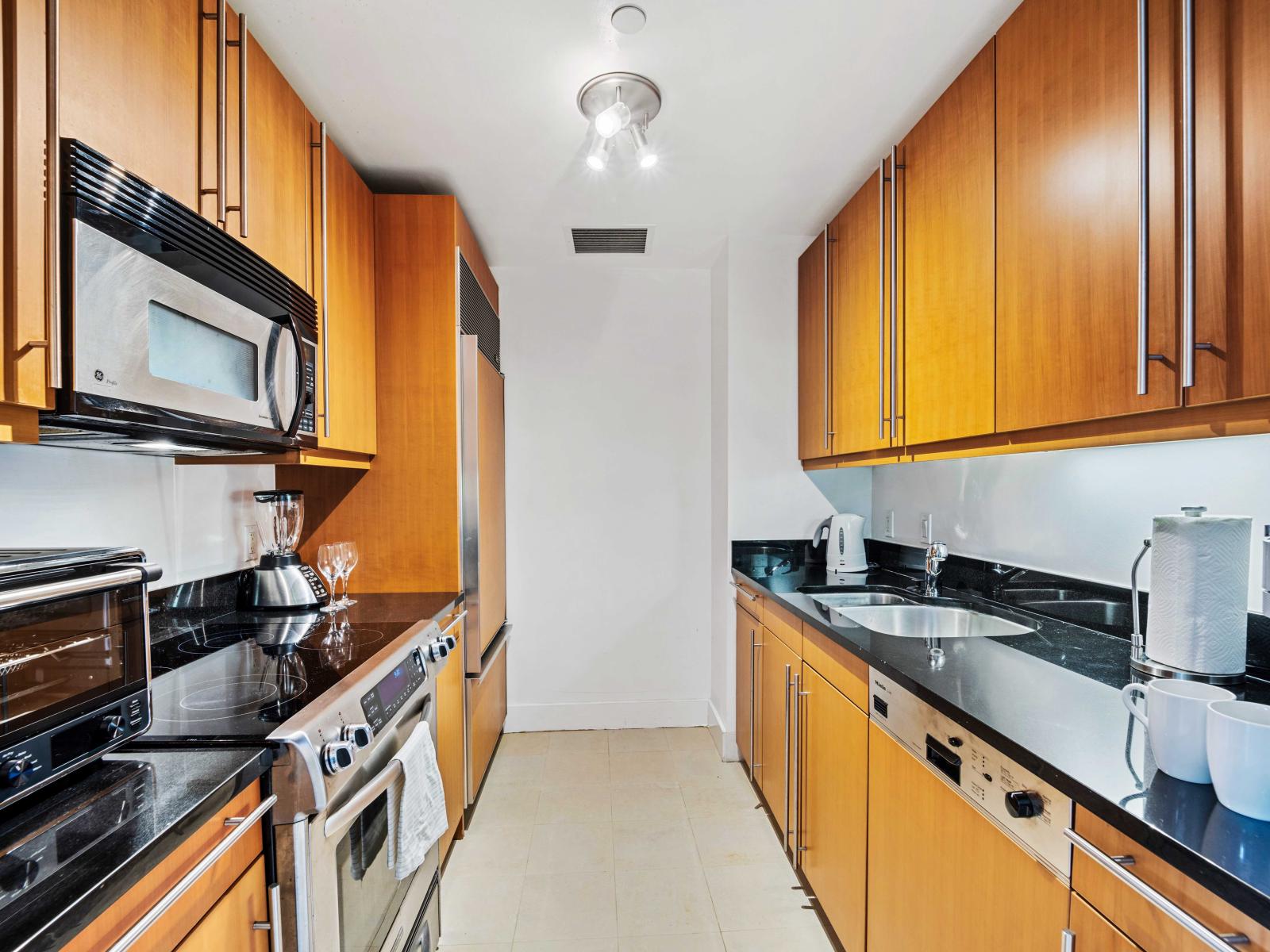 - Fully equipped kitchen with modern appliances perfect for preparing meals - Functional design with all the essentials including a microwave, stove, dishwasher and coffee maker  - An arranged space providing a convenient cooking experience