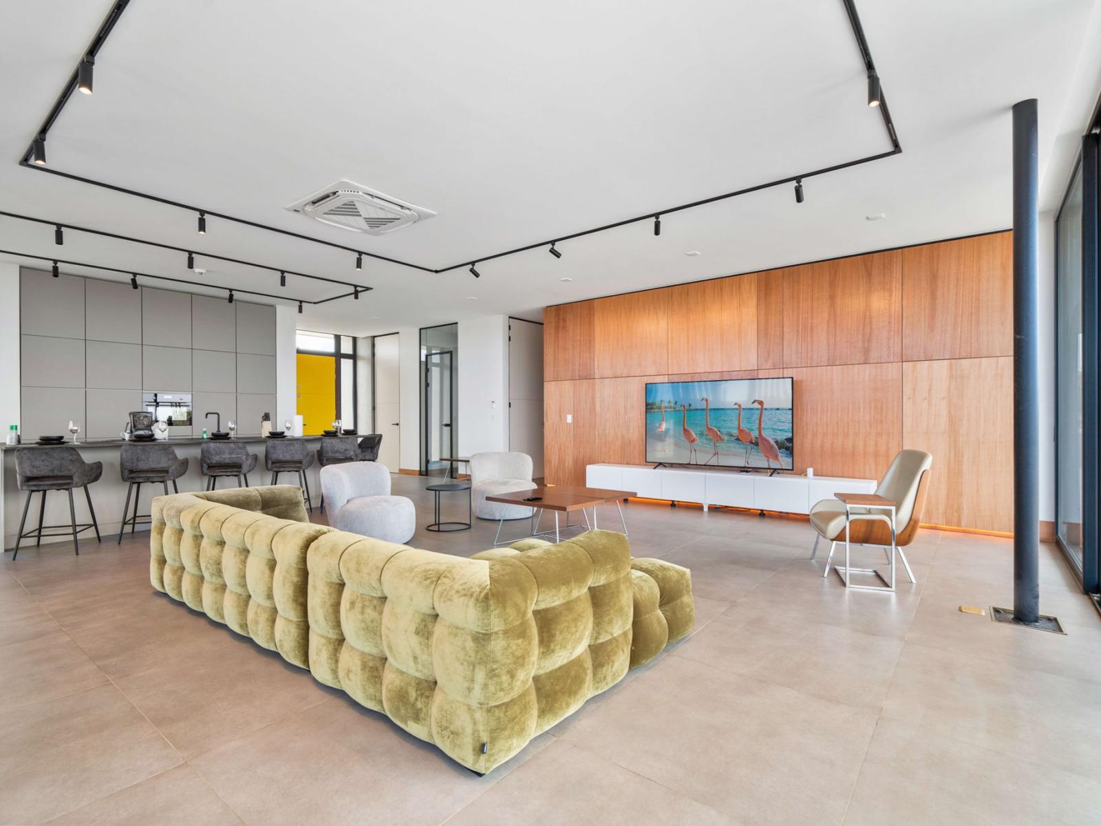 Beautifully decorated Living room