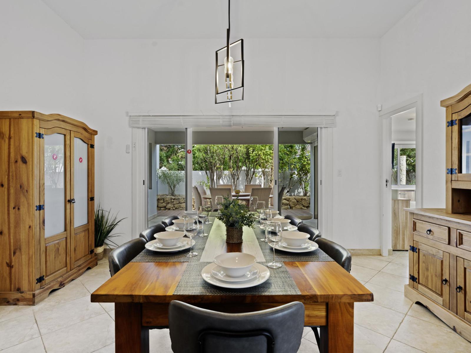 Dining table with access to the backyard