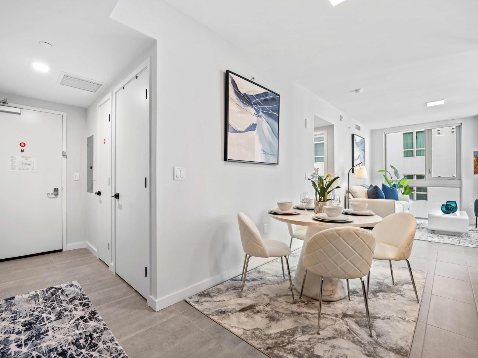 Fully equipped kitchen and dining area