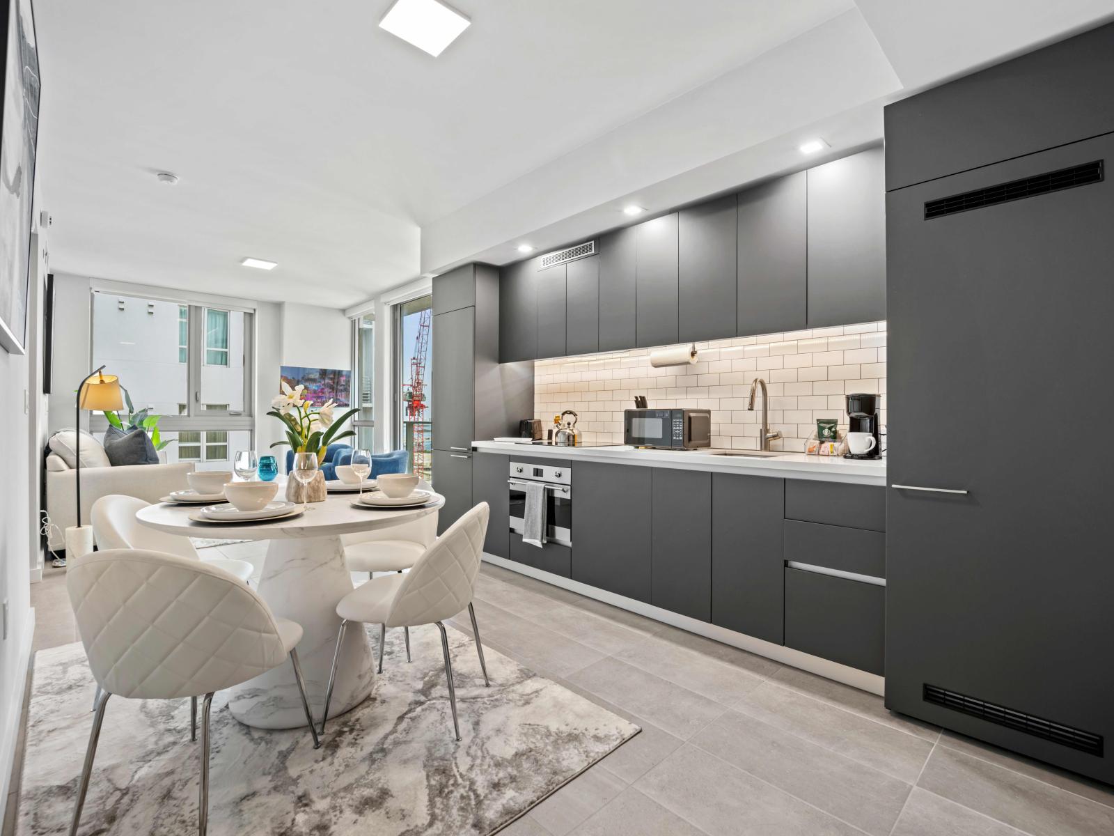 Fully equipped kitchen and dining area