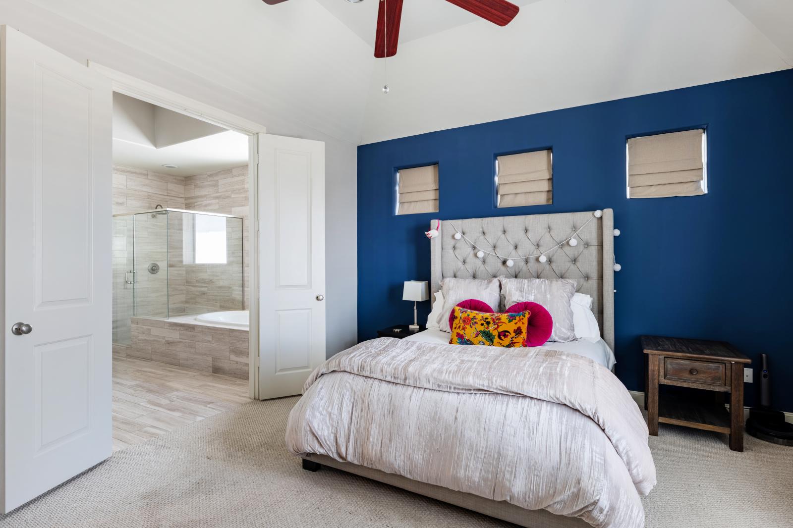 Main bedroom * spacious * vaulted ceilings * luxurious en-suite