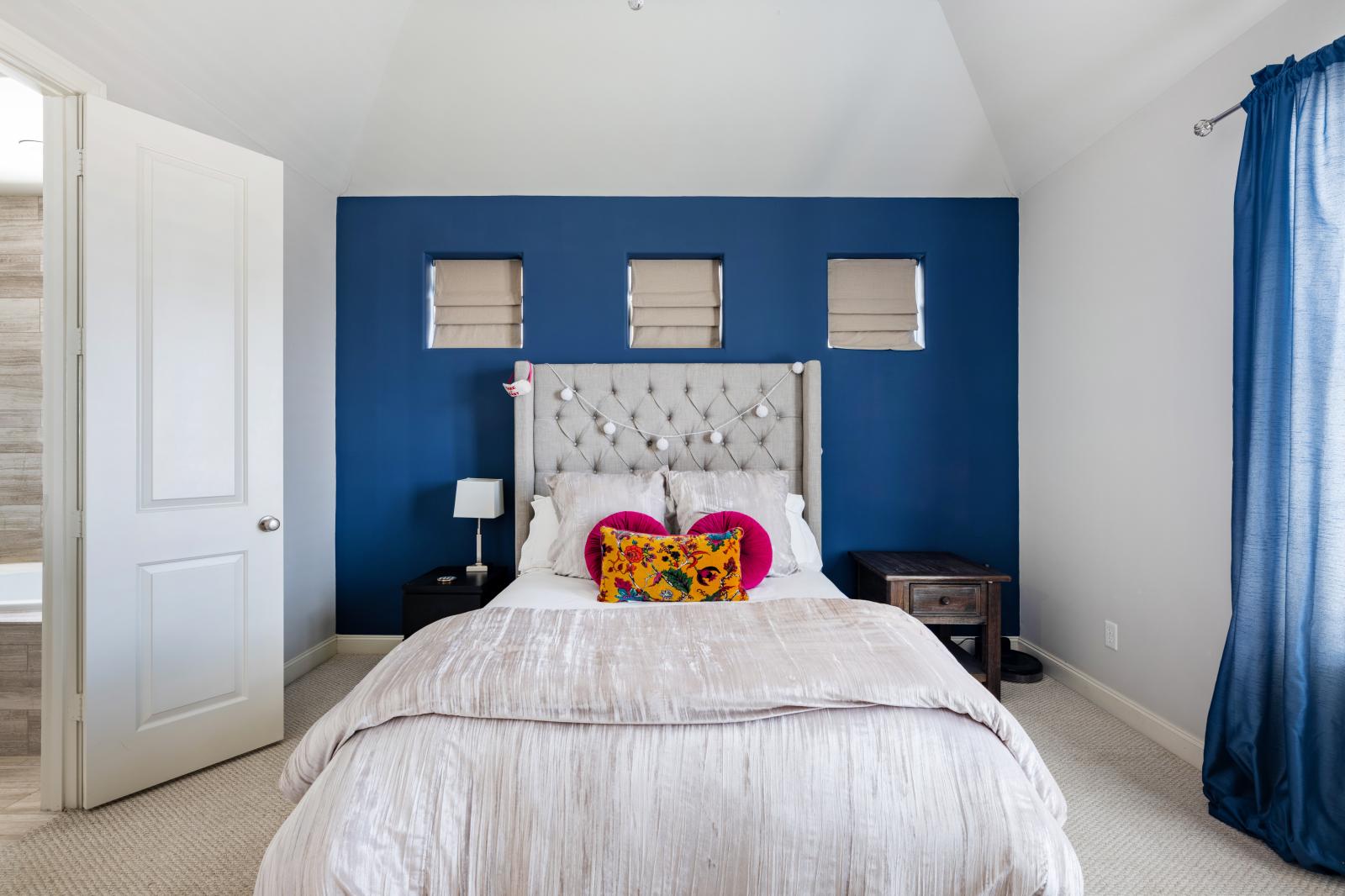 Main bedroom * spacious * vaulted ceilings * luxurious en-suite