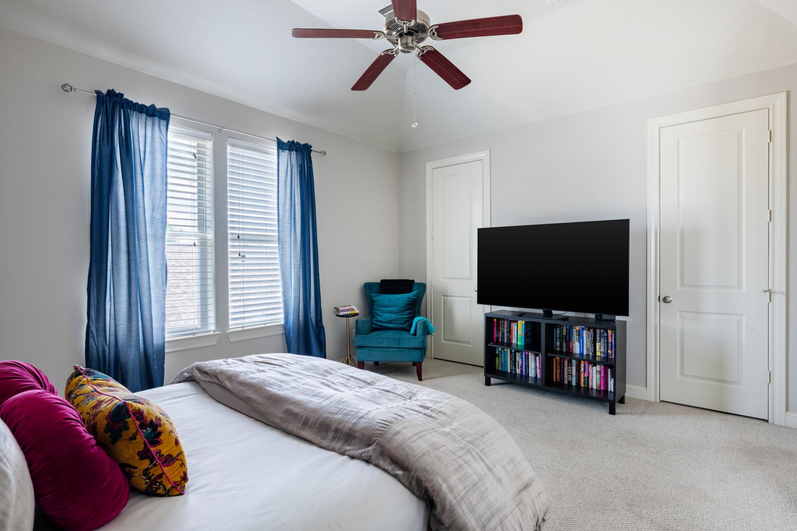 Main bedroom * spacious * vaulted ceilings * luxurious en-suite