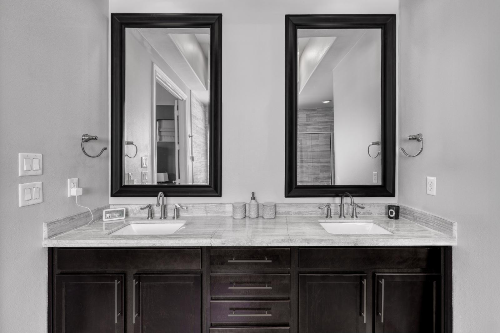 Main bedroom en suite* dual sinks * large framed mirrors