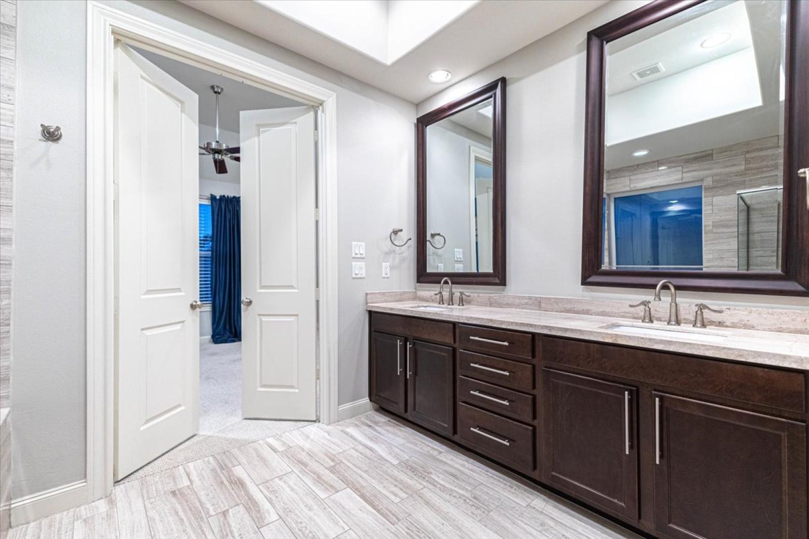 Main bedroom en suite* dual sinks * large framed mirrors