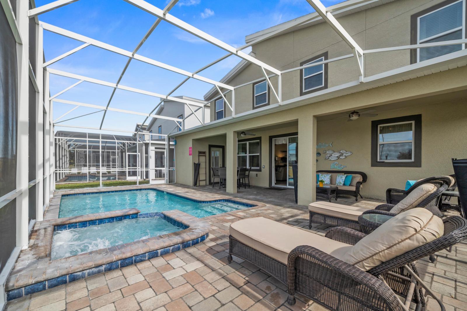 Private Pool-Spa with lounge chairs