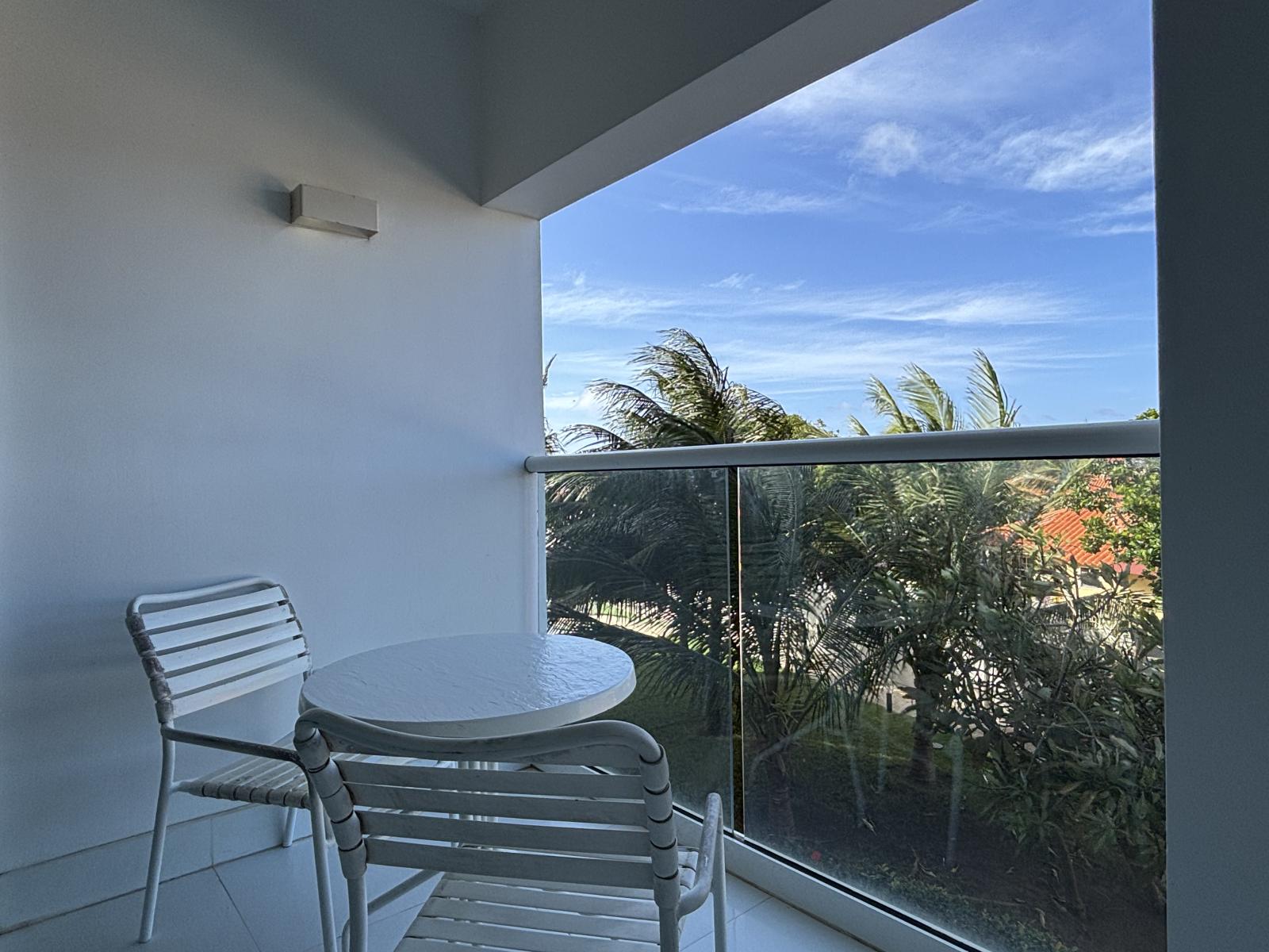 Wake up to paradise with a cozy balcony overlooking swaying palms & blue skies - Perfect spot to sip coffee, read a book, or enjoy a sunset drink in total serenity - Breathe in the fresh air & soak in the tropical vibes, your private escape awaits