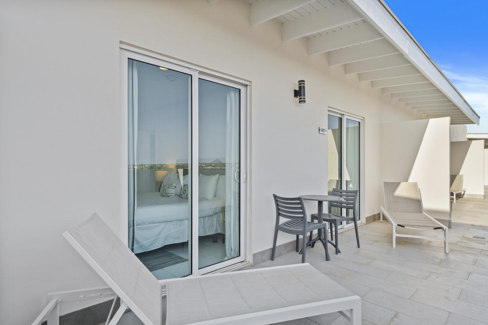 Private top floor patio