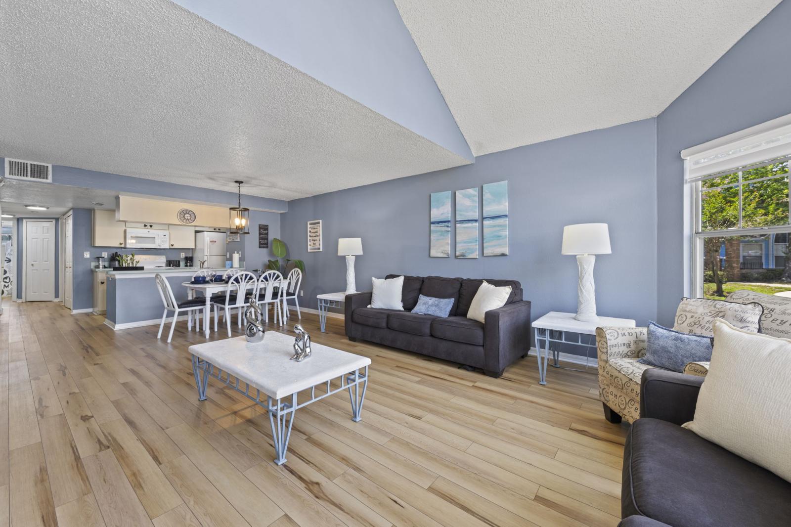 🛋 Open-Concept Living – Vaulted ceilings, natural light, and comfortable seating make this spacious living and dining area perfect for relaxing, gathering, or enjoying a quiet night in. #VacationVibes #FamilyFriendly #OpenFloorPlan