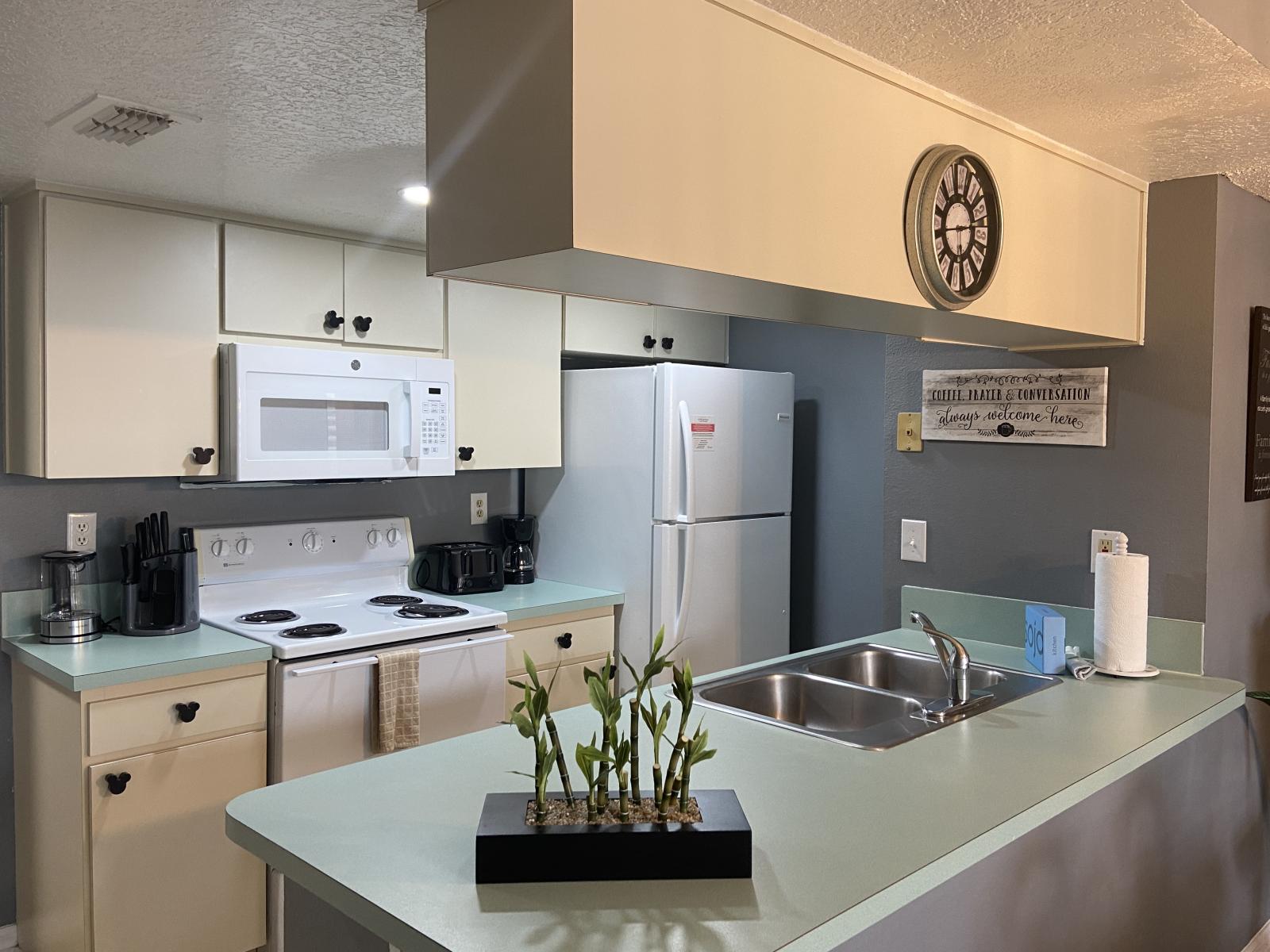 🍳 Fully Equipped Kitchen – Everything you need is here: stove, oven, microwave, dishwasher, refrigerator, coffee maker, and more—perfect for cooking family meals or enjoying your morning coffee. #HomeAwayFromHome #FullyStockedKitchen #VacationRental