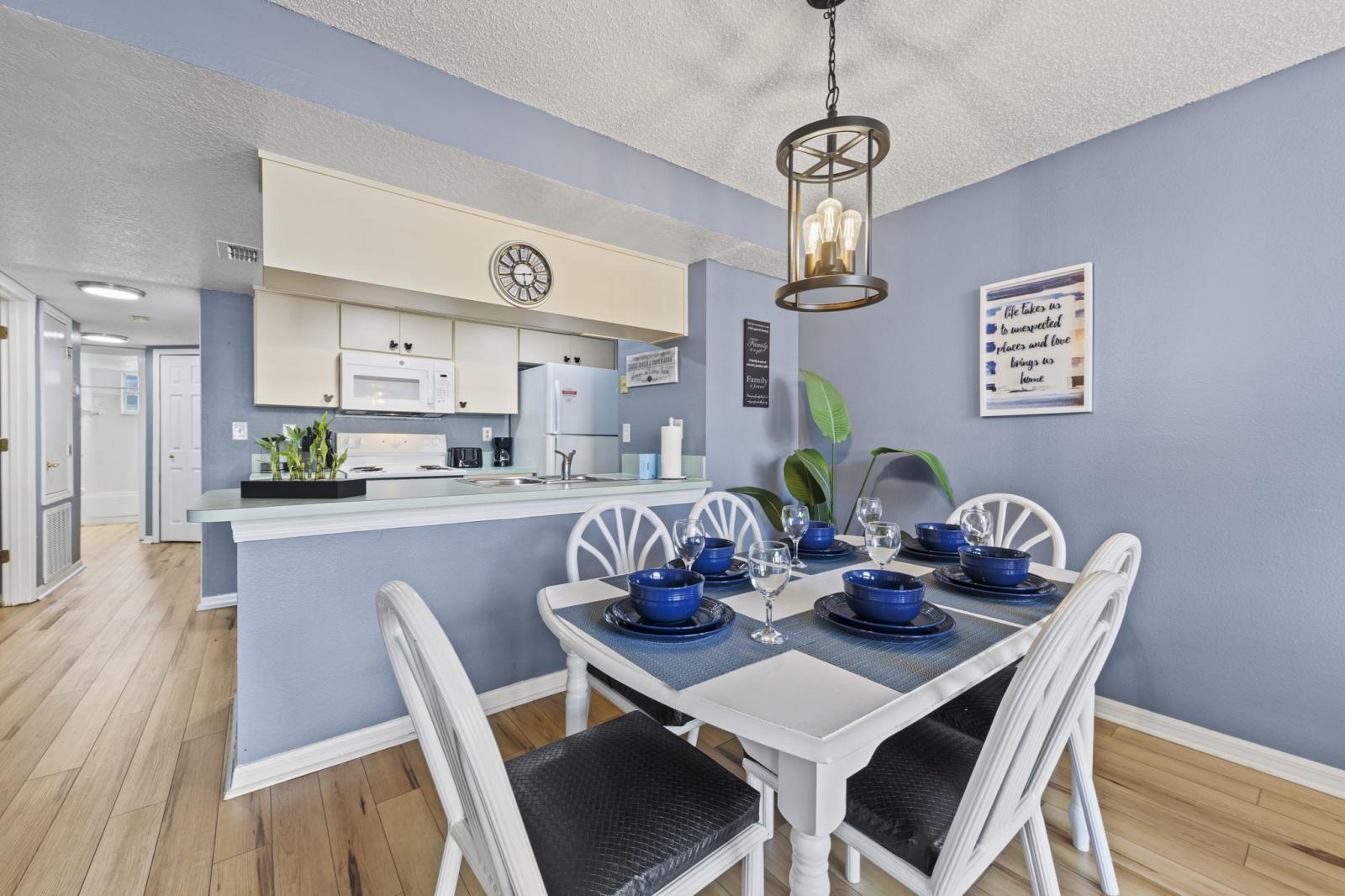 🍽️ Cozy Dining Area – Set for six, this inviting dining space is ideal for shared meals, game nights, or planning your next Orlando adventure—right next to the kitchen for easy serving. #FamilyMeals #VacationDining #GatherTogether