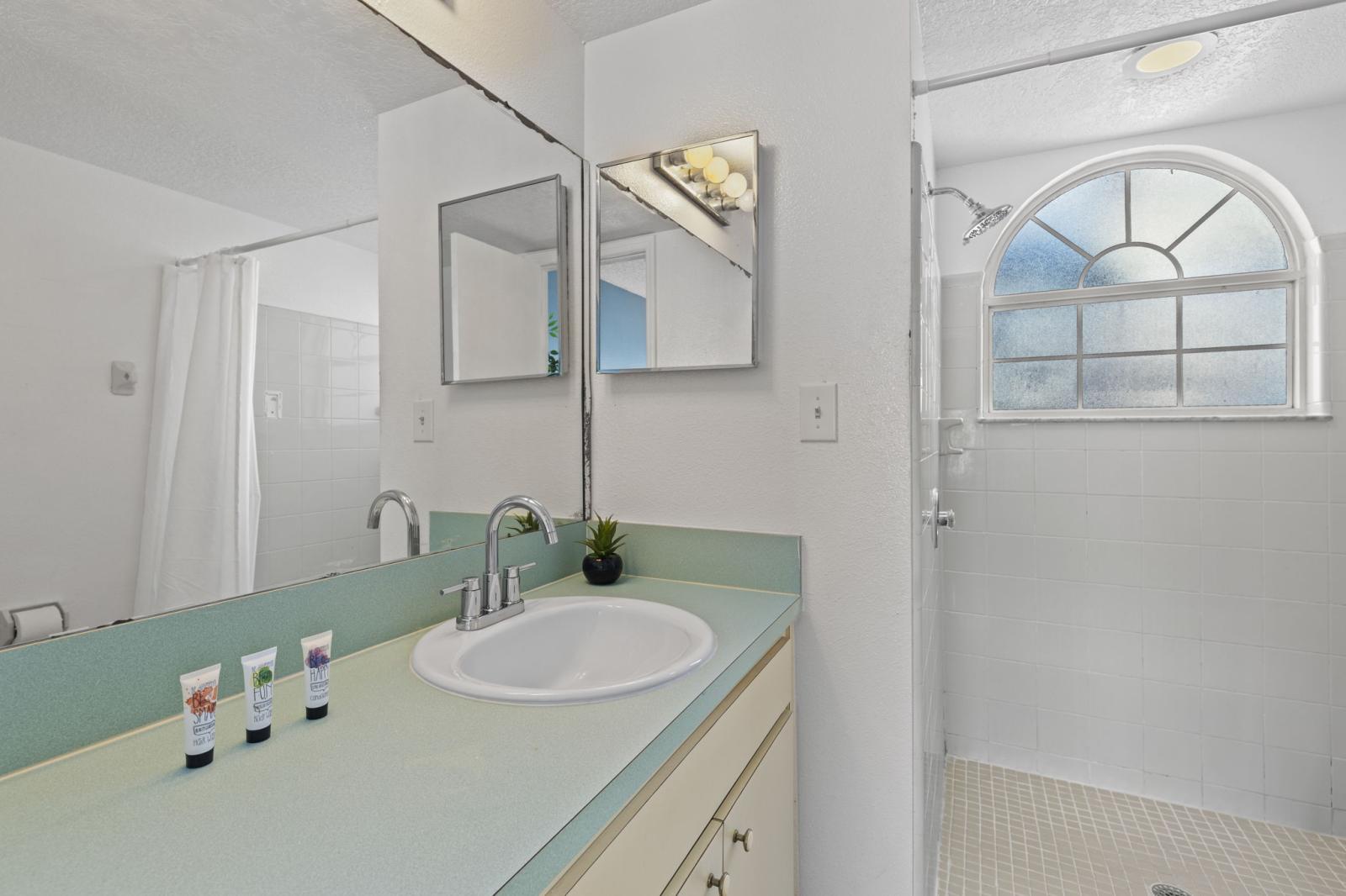 🚿 En-Suite Bathroom Convenience – Enjoy a private walk-in shower and spacious vanity with ample lighting—perfect for getting ready before heading out for the day’s adventures. #PrivateBath #WalkInShower #VacationComfort
