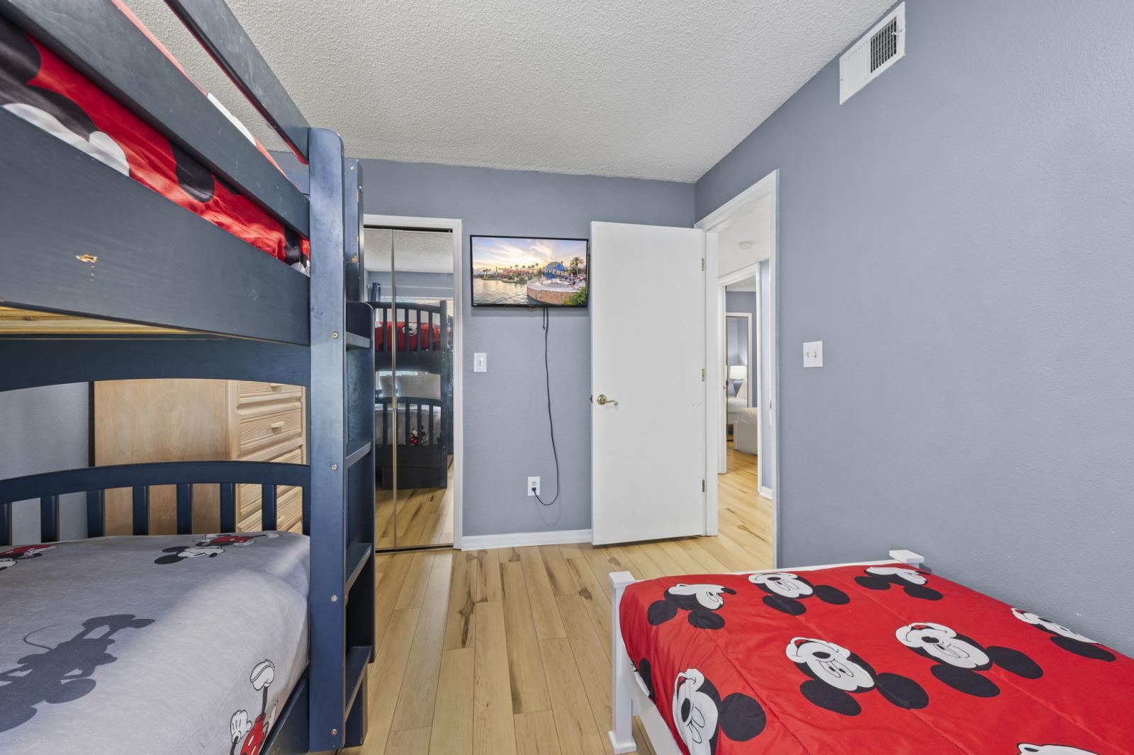 🎬 Kid-Friendly Room with Smart TV – Mickey-themed bedding, bunk beds, and a mounted TV make this the perfect space for little ones to relax, recharge, and catch a movie after theme park adventures. #KidsRoom #FamilyStay #DisneyReady