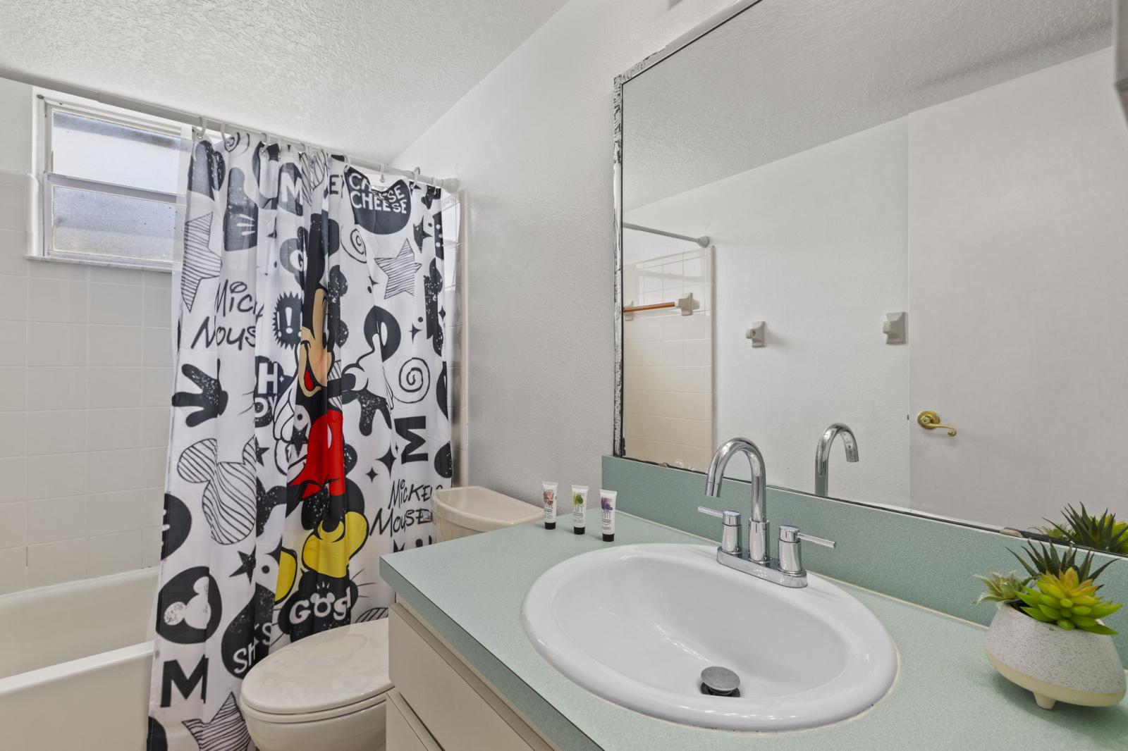 🛁 Fun Family Bathroom – Featuring a Mickey-themed shower curtain, full tub/shower combo, and bright vanity—perfect for families traveling with little ones. #FamilyFriendly #BathroomEssentials #DisneyDetails