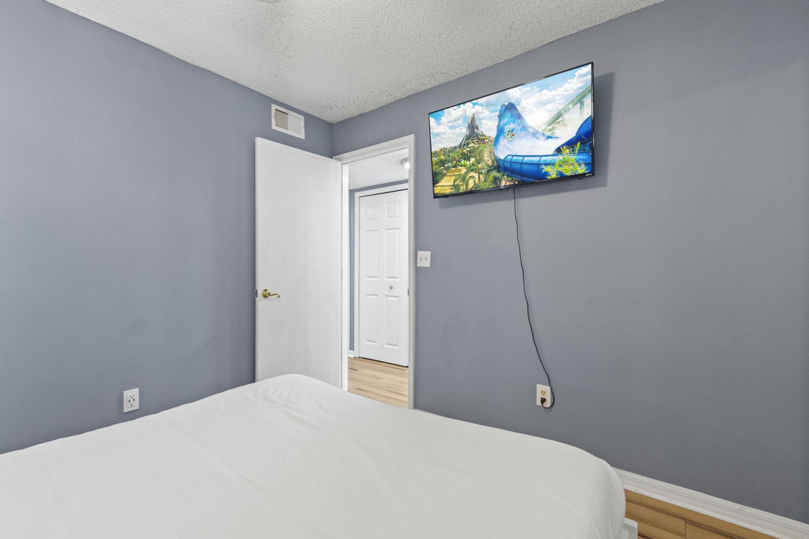📺 Entertainment-Ready Bedroom – Unwind with your favorite shows or movies on the smart TV from the comfort of your queen bed. A perfect place to relax and recharge. #SmartTV #BedroomComfort #RelaxAndStream