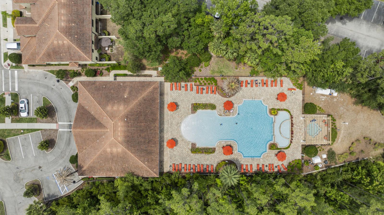 This property offers an outdoor swimming pool, lake views, and a fully equipped interior designed for families and groups.