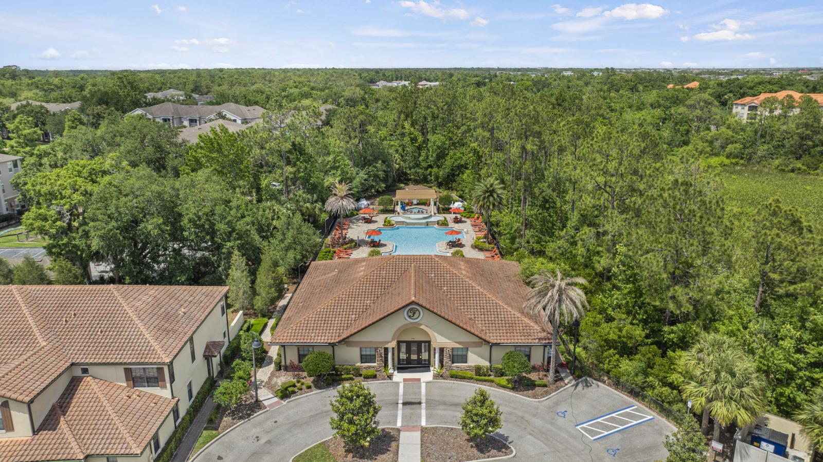 This property offers an outdoor swimming pool, lake views, and a fully equipped interior designed for families and groups.