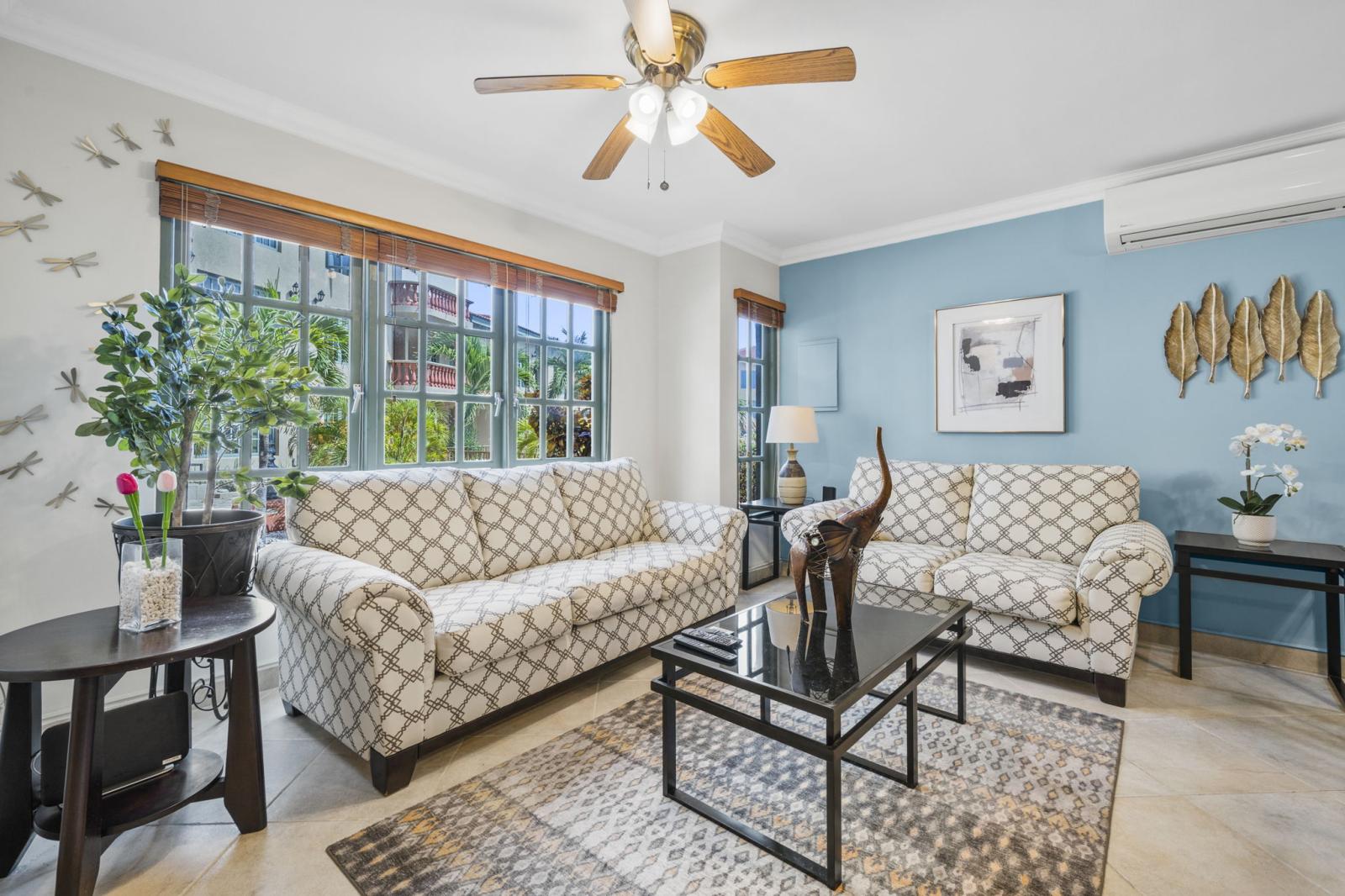 Beautifully decorated Living room