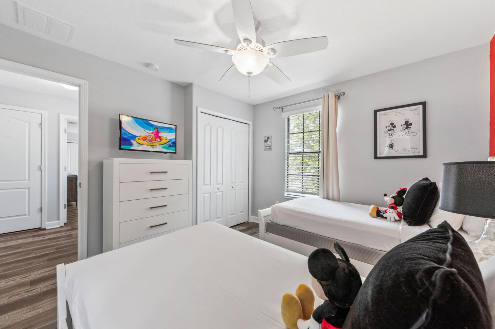 Bedroom 5 with 2 single beds
