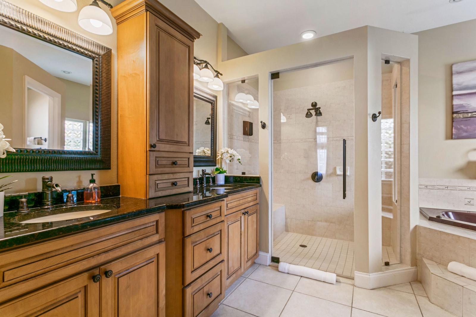 Well-appointed Primary En-Suite Bath