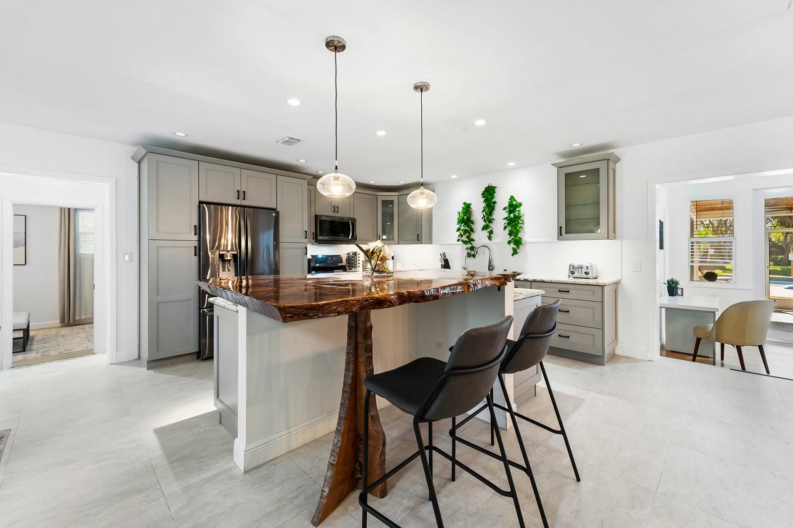 Gorgeous and spacious kitchen.
