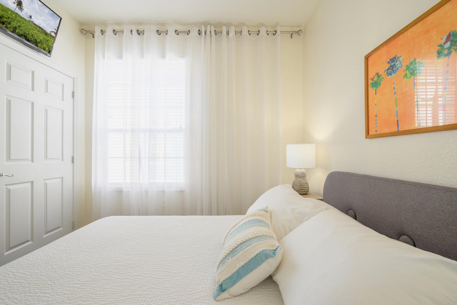 Queen room with TV and fan