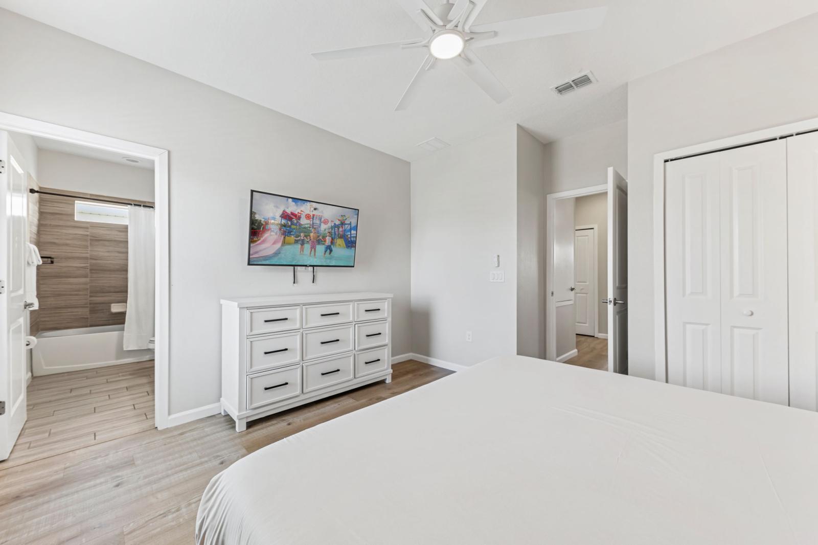 Bedroom 5 with a queen size bed and a private bathroom