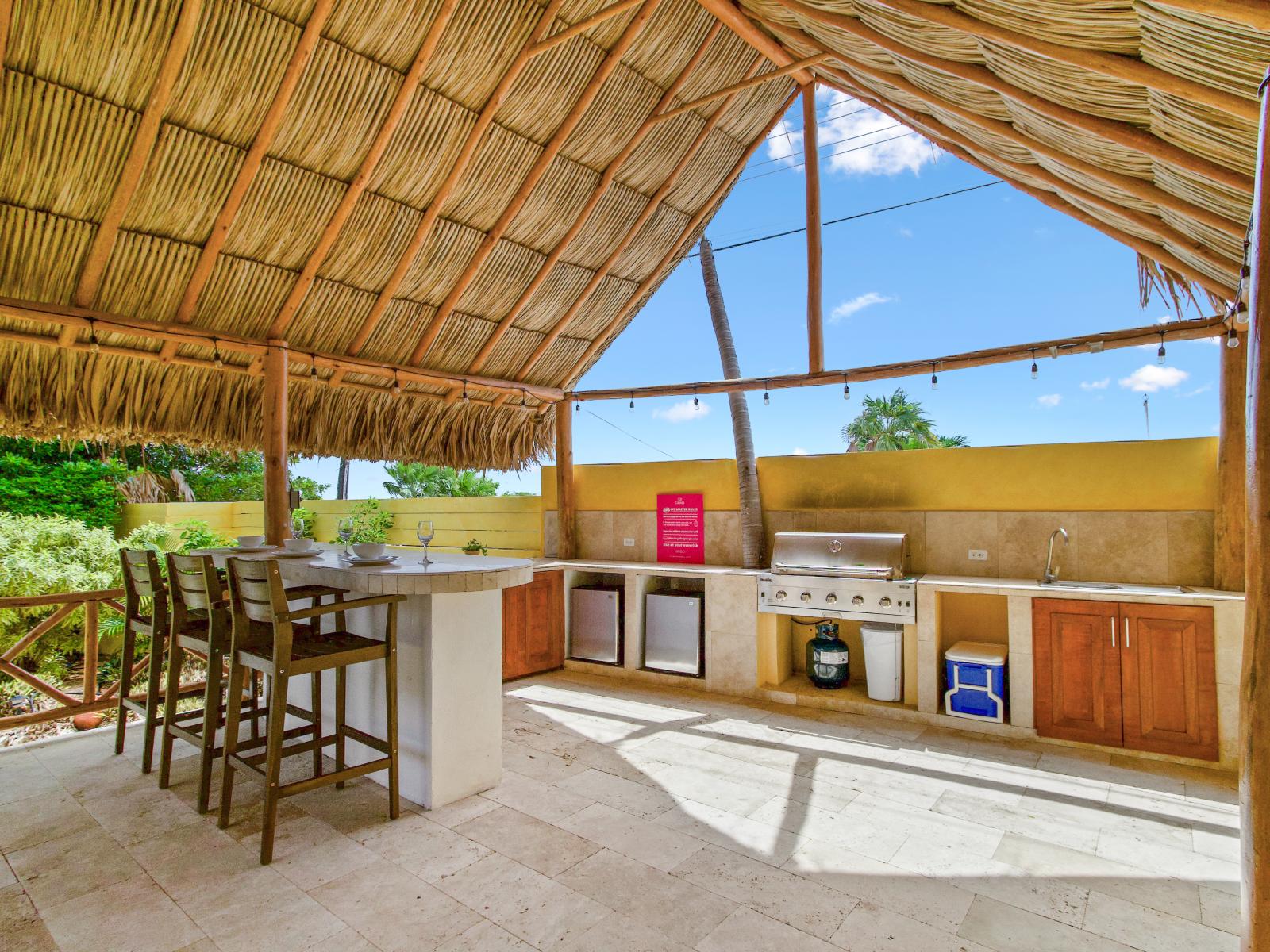 Open-air and fully equipped kitchen of the villa in Oranjestad Aruba - Availability of all kitchen accessories - Elegant lighting - Large amount of storage - Sufficient space to walk and work according to your ease - Amazing 3 high chairs available