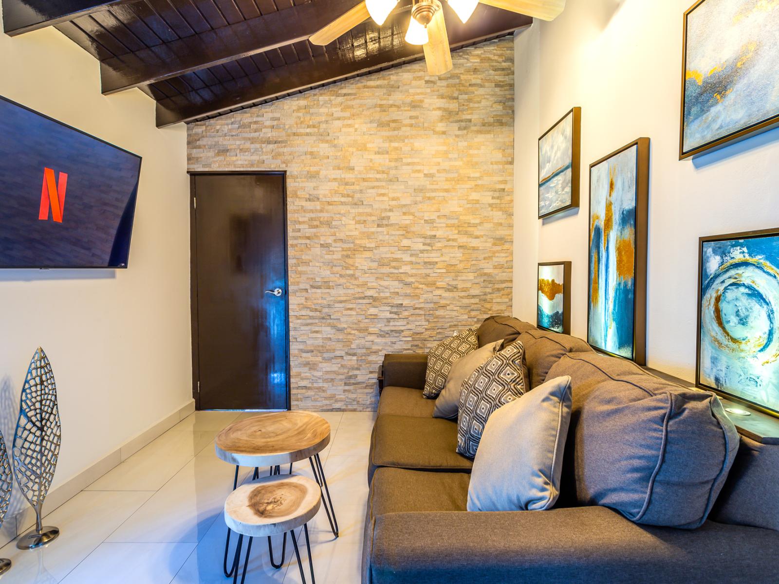 Cozy living Area of the Apartment in Noord Aruba - Cozy seating area conducive to relaxation and socializing - A living room that effortlessly combines sophistication, comfort, and functionality - Smart TV and Netflix