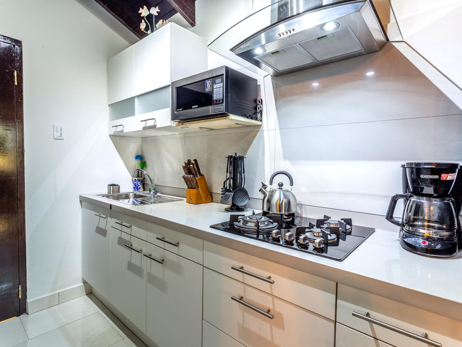 Fully equipped kitchen of the apartment in Noord Aruba - Availability of all kitchen accessories - Large amount of storage - Sufficient space to work according to your ease - Excellent bright space of apartment - Availability of high chairs