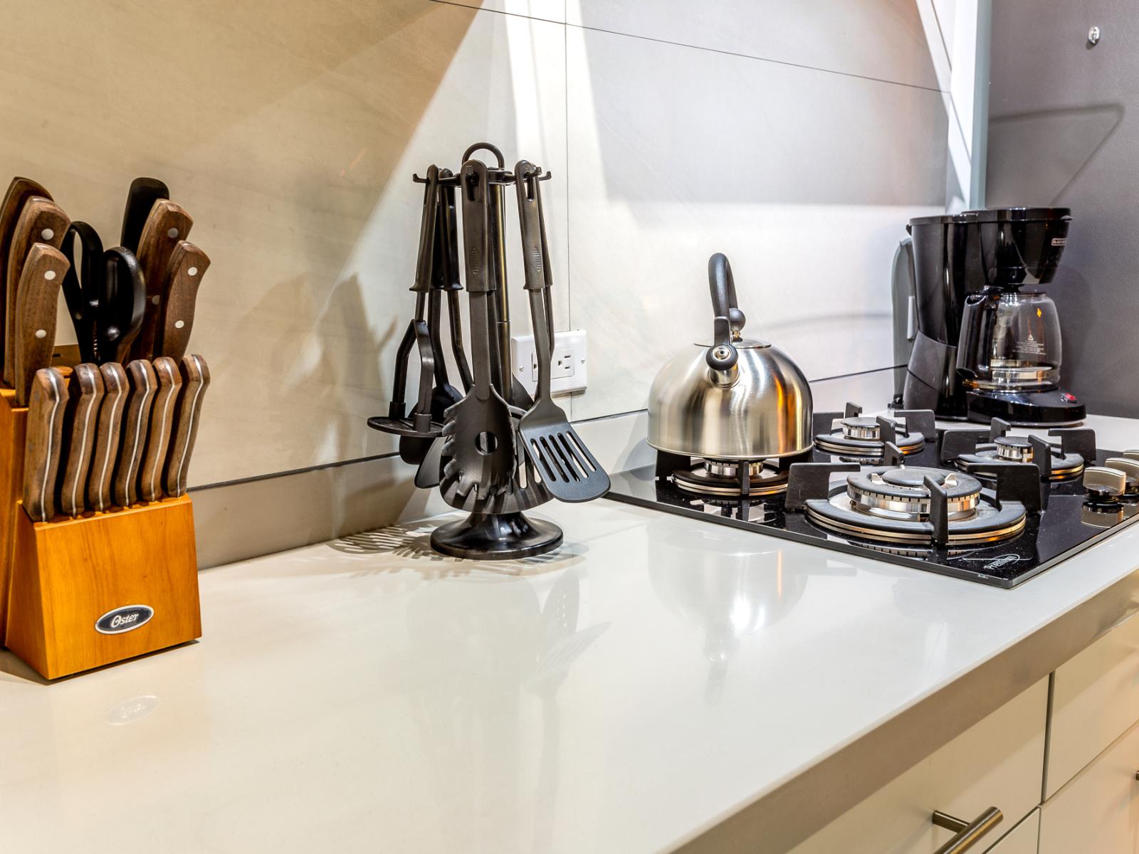 Experience culinary convenience in our fully equipped kitchen in Noord Aruba, complete with all necessary accessories and ample storage. Enjoy the luxury of spacious countertops, allowing you to work with ease in the excellent bright space of the apartment