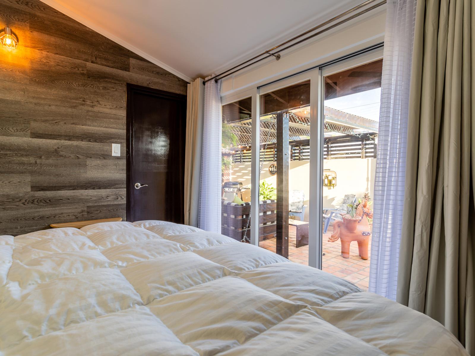 Panoramic bedroom of the apartment in Noord Aruba - Comfy Double bed - Elegantly designed room - Beautiful painted walls with decoration - Majestic table lamps - Neat and clean linen - Large windows with beautiful views - TV and Netflix available