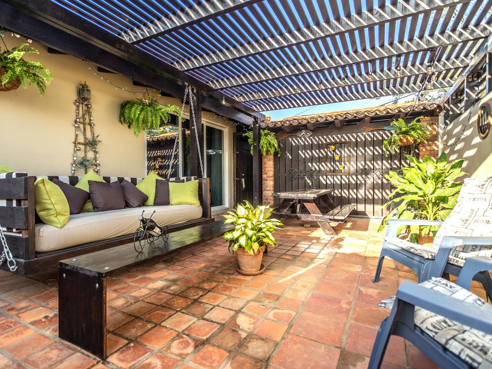 Lush outdoor Seating Area of the Apartment in Noord Aruba - Perfect Spot for Pictures - Refreshing Atmosphere - Beautifully painted wall - Magnificently decored with refreshing plants pots