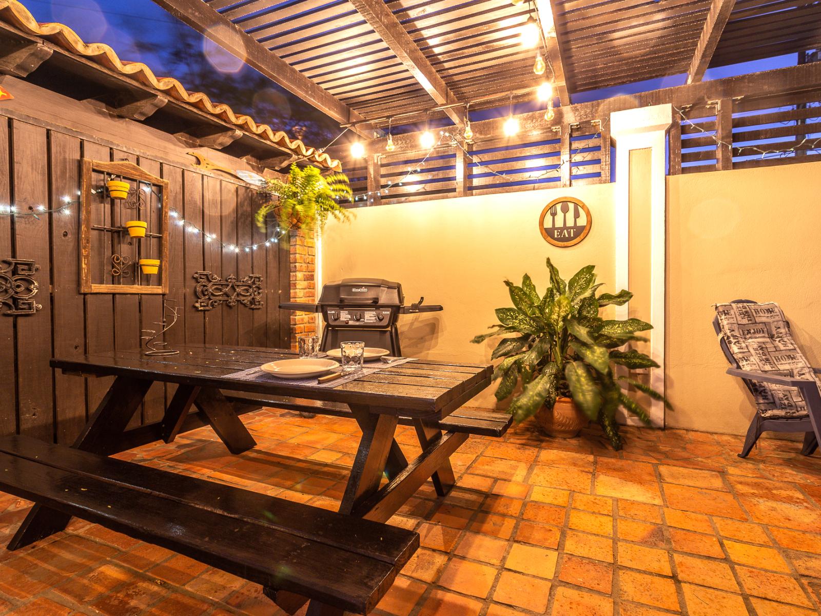 Elite outdoor dinning area of the apartment in Noord Aruba - Beautiful 4 persons dinning - Majestically decored space with refreshing Atmosphere - Superbly sunbathed space with umbrella shade - Outstanding pool facing dinning area - Beautiful views