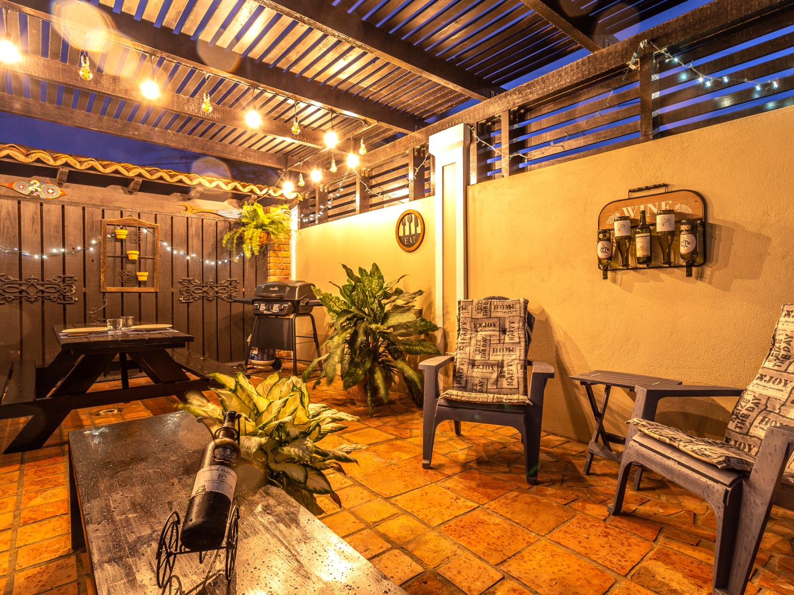 Lush outdoor Seating Area of the Apartment in Noord Aruba - Perfect Spot for Pictures - Refreshing Atmosphere - Beautifully painted wall - Magnificently decored with refreshing plants pots