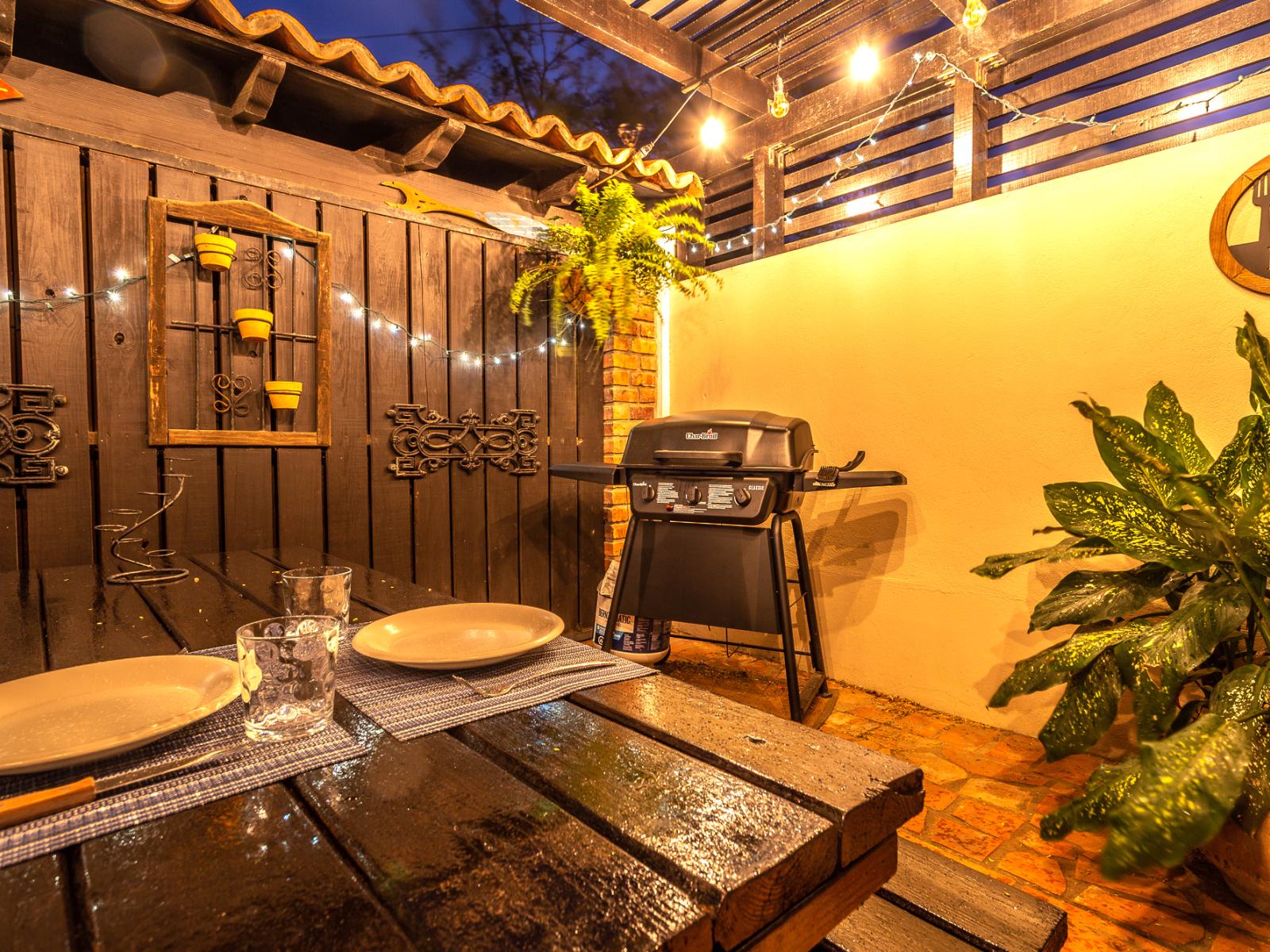 Elite outdoor dinning area of the apartment in Noord Aruba - Beautiful 4 persons dinning - Majestically decored space with refreshing Atmosphere - Superbly sunbathed space - Outstanding dinning area - Beautiful views