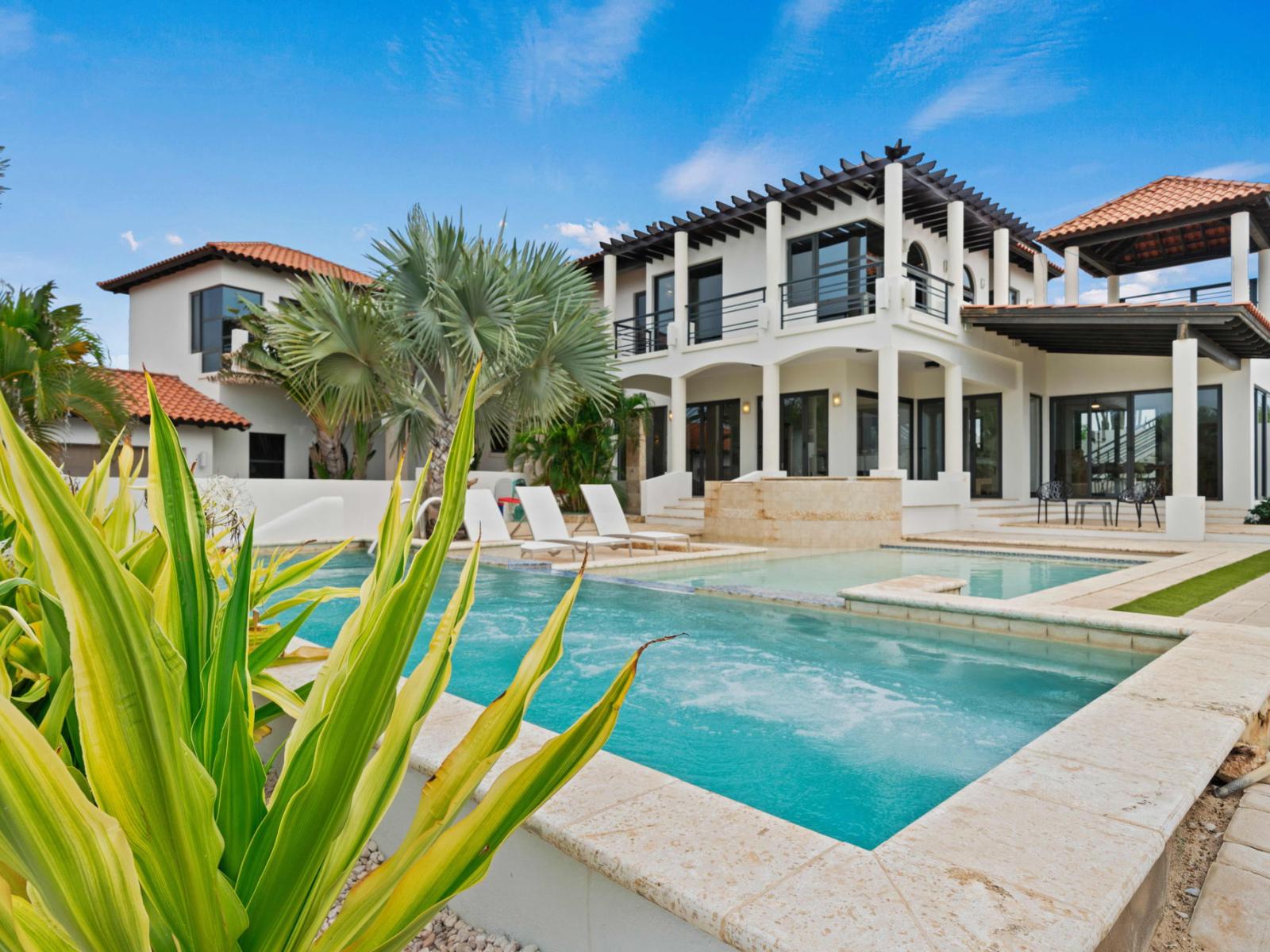 Luxurious Villa and it’s inviting pool area