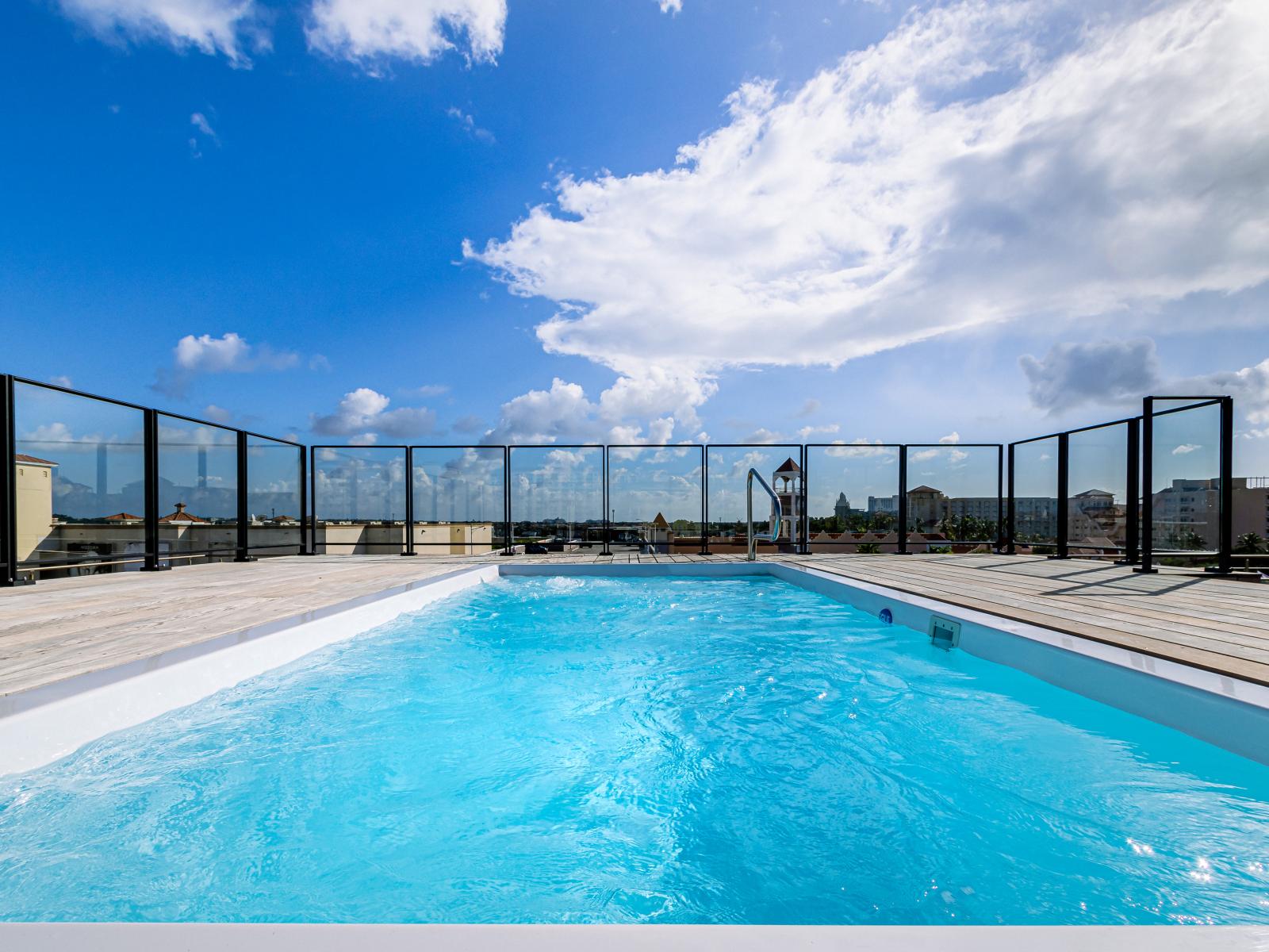 Splendid Roof-top Pool of the 2BR condo in Noord Aruba - Dive into refreshing poolside escape - Lounge in tranquility by the sparkling waters - Immerse yourself in the cool elegance of our pool - Mesmerizing Views