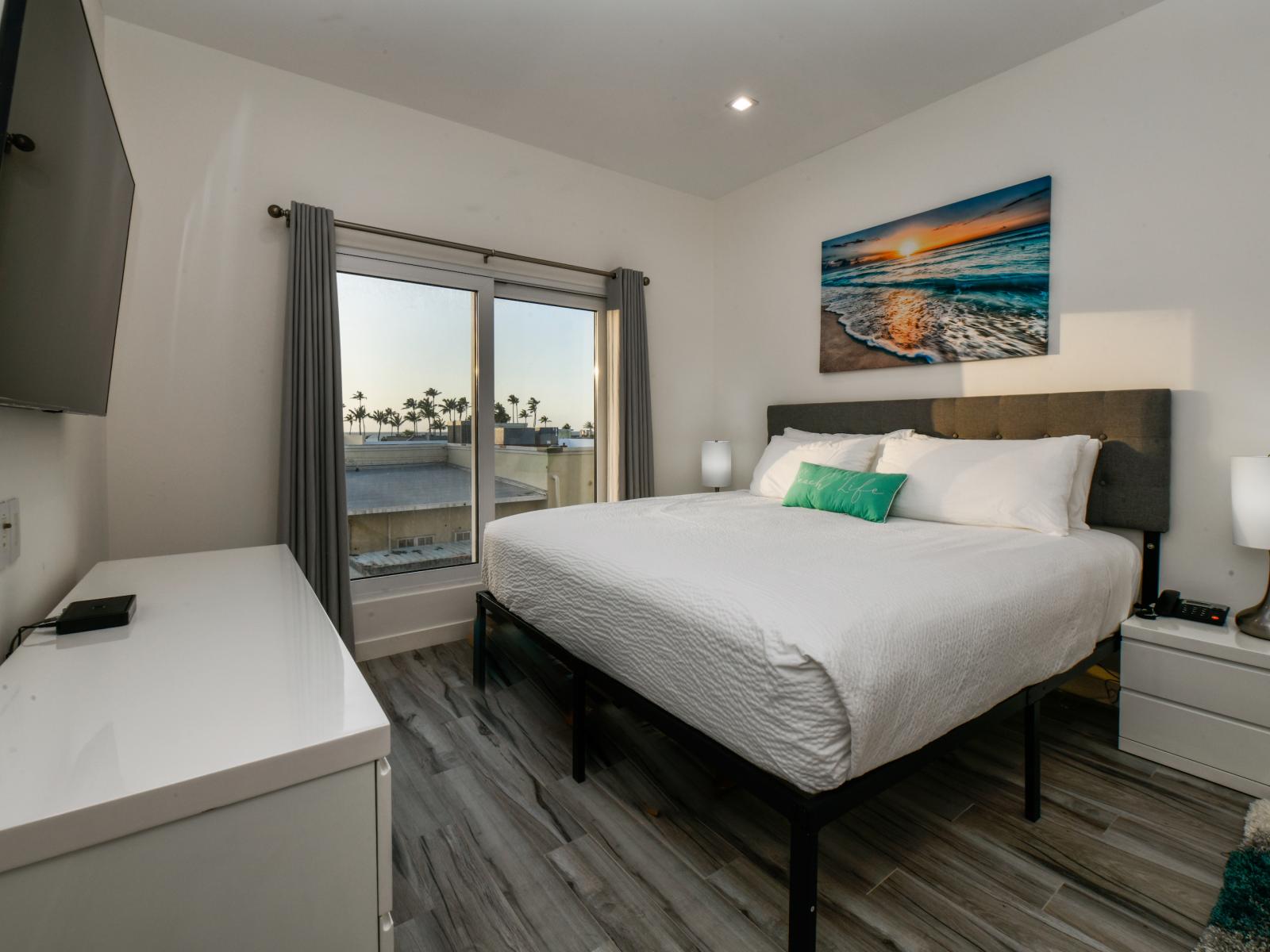 Exquisite bedroom of the 2BR condo in Noord Aruba - Comfy Double bed - Elegantly designed room - Beautiful painted walls with decoration - Majestic table lamps - Neat and clean linen - Large windows with beautiful views - TV and Netflix available