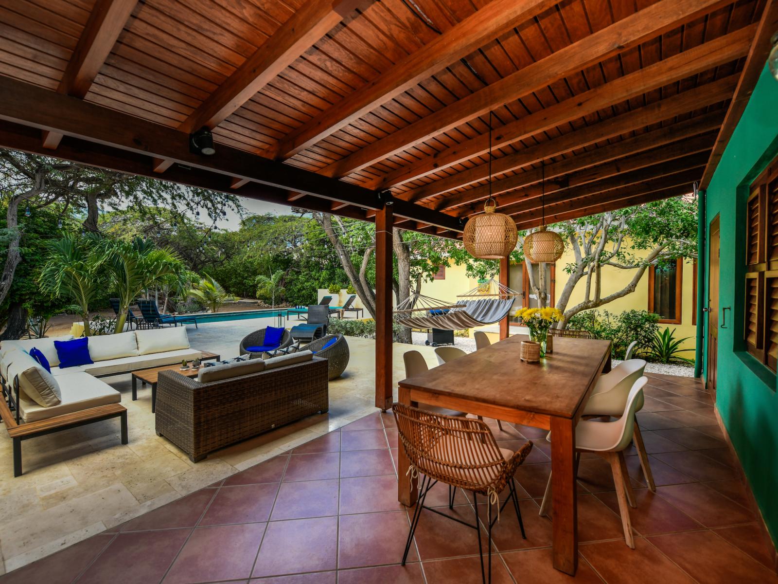 Glorious outdoor dinning area of the villa in Noord, Aruba - Beautiful pool facing outdoor dinning area of the villa - Elite 8 persons dinning - Mesmerizing pool views - Majestic decored space - Refreshing Environment