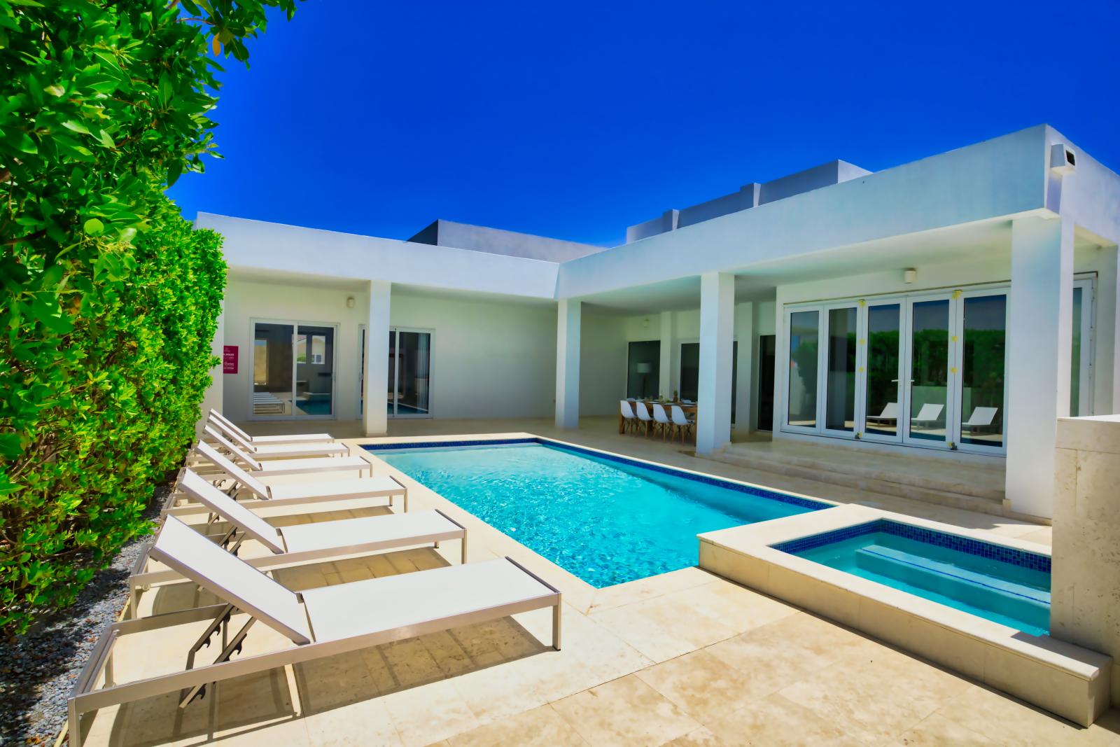 Scenic Private pool of the Villa in Noord Aruba - Relax by the shimmering poolside oasis - Lounge in tranquility by the sparkling waters - Comfy sitting - Inviting pool area for a perfect getaway